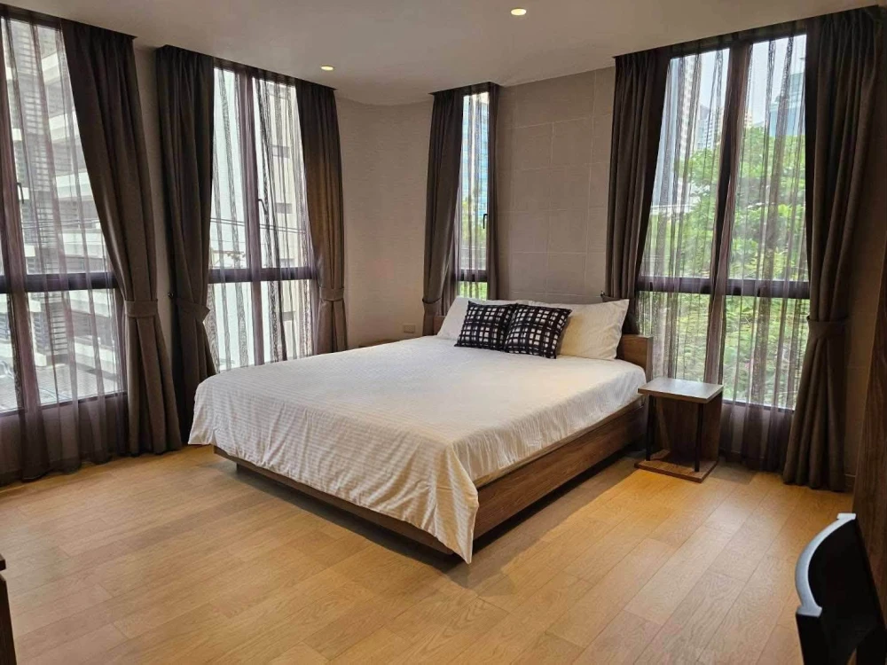 Condo for rent at Runesu Thonglor 5. Large, comfortable unit with ample living space. Convenient and fully equipped. Move in soon!