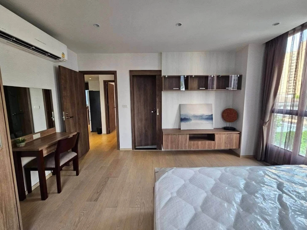 Condo for rent at Runesu Thonglor 5. Large, comfortable unit with ample living space. Convenient and fully equipped. Move in soon!