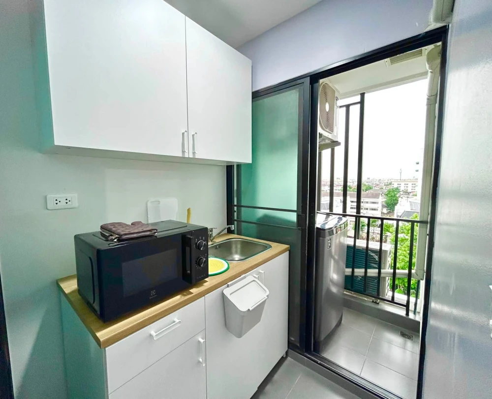 Condo for rent at Rye Sukhumvit 101/1. The unit is partitioned into separate, well-defined zones. Amazing price! Book today!