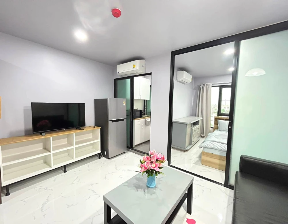 Condo for rent at Rye Sukhumvit 101/1. The unit is partitioned into separate, well-defined zones. Amazing price! Book today!