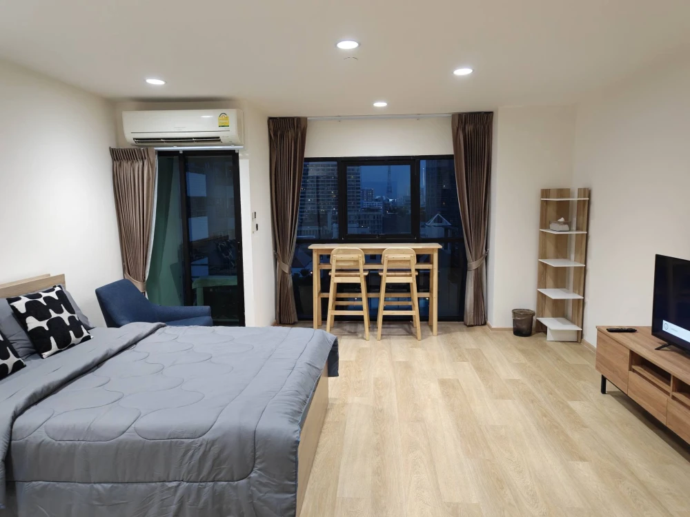 Condo for rent, Sathorn Gardens, studio room, 9th floor, pool view, fully furnished, ready to move in.
