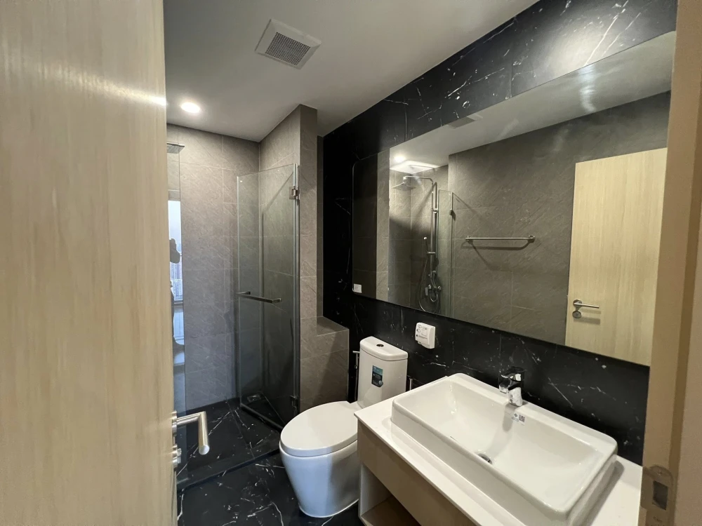 Condo for rent at Skyrise Avenue Sukhumvit 64. The unit is partitioned into separate, well-defined zones. Book today! Don't miss out!