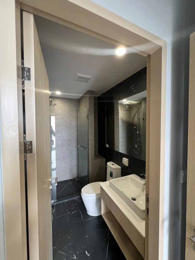 Condo for rent at Skyrise Avenue Sukhumvit 64. The unit is partitioned into separate, well-defined zones. Book today! Don't miss out!