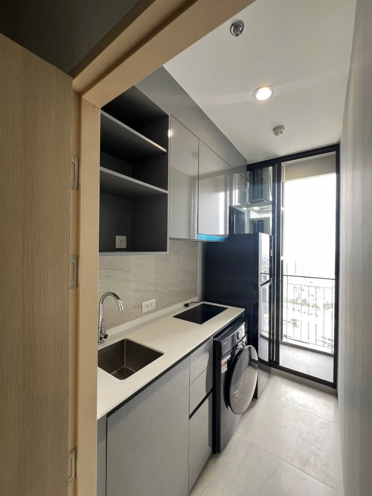 Condo for rent at Skyrise Avenue Sukhumvit 64. The unit is partitioned into separate, well-defined zones. Book today! Don't miss out!