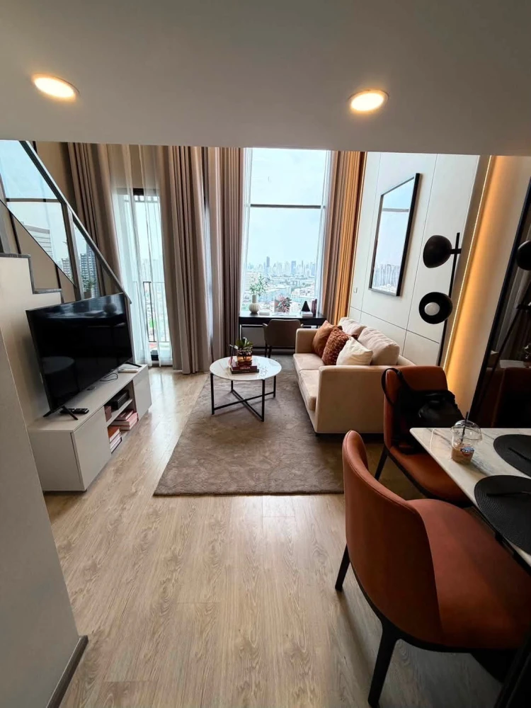 For rent: SOHO Bangkok Ratchada, duplex unit on the 20th floor with stunning views. Fully furnished and ready to move in. Don't miss this opportunity!