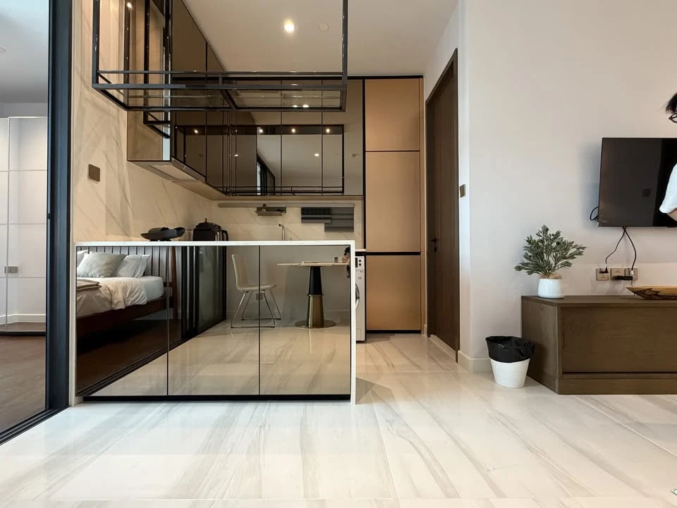 For rent: Supalai Icon Sathorn condo, 30th floor, high floor with stunning views and fully furnished. You definitely don't want to miss this opportuni