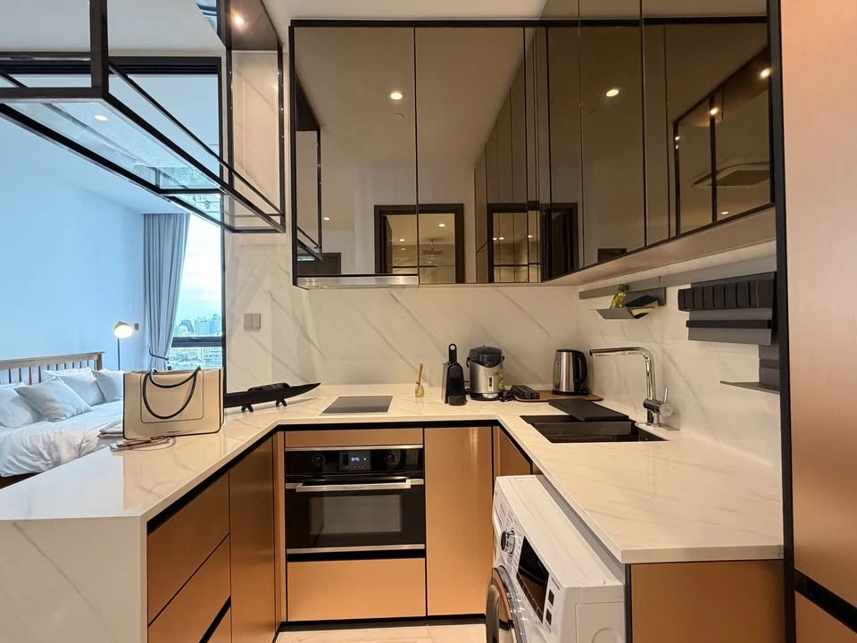For rent: Supalai Icon Sathorn condo, 30th floor, high floor with stunning views and fully furnished. You definitely don't want to miss this opportuni