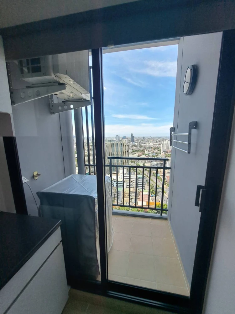 Condo for rent: Supalai Loft @ Talat Phlu Station. Spacious unit, not cramped, 32nd floor, river view, unobstructed view, constant breeze. Book now!