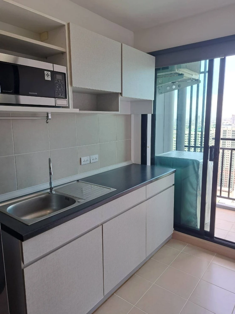 Condo for rent: Supalai Loft @ Talat Phlu Station. Spacious unit, not cramped, 32nd floor, river view, unobstructed view, constant breeze. Book now!