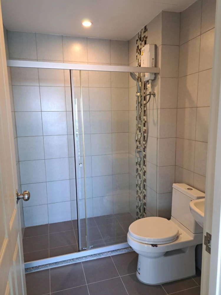 Condo for rent: Supalai Loft @ Talat Phlu Station. Spacious unit, not cramped, 32nd floor, river view, unobstructed view, constant breeze. Book now!