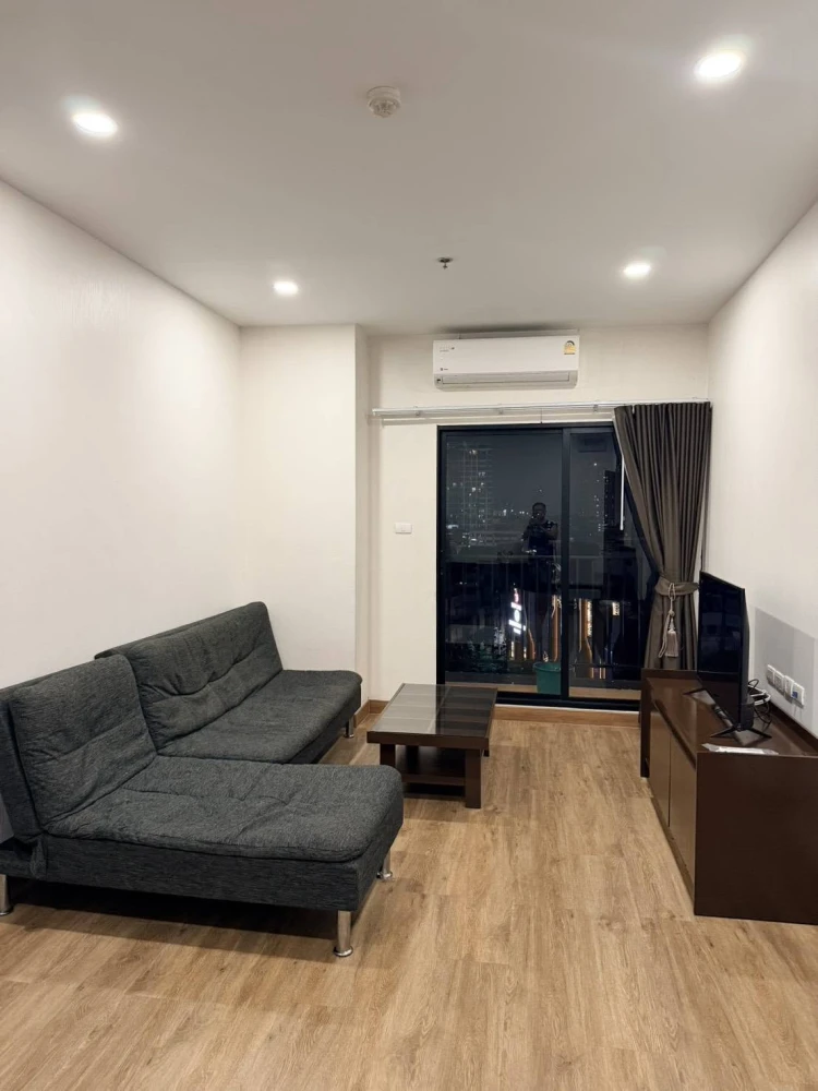Condo for rent at Supalai Loft Prajadhipok-Wongwian Yai. Move-in ready unit with ample living space—reserve yours today.