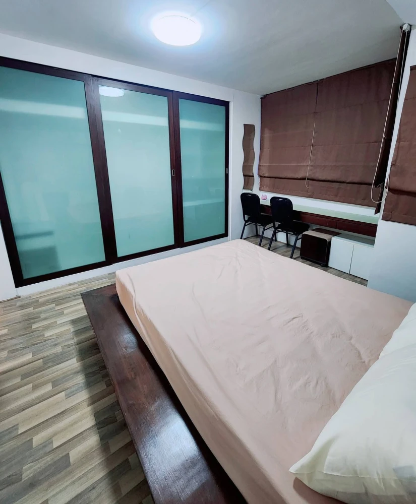 Condo for rent at Supalai Park Paholyothin 21. Large, comfortable unit with ample living space at a great price. Don't miss out!