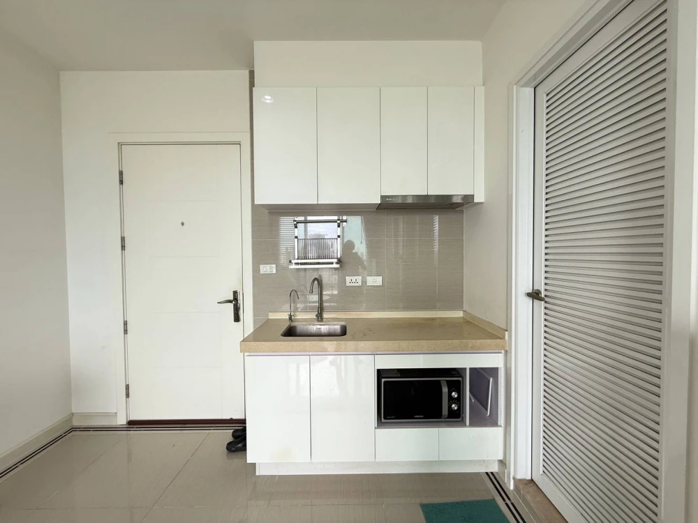 Condo for rent TC Green Rama 9, corner room, city view, fully furnished, ready to move in, just drag your bags and move in.
