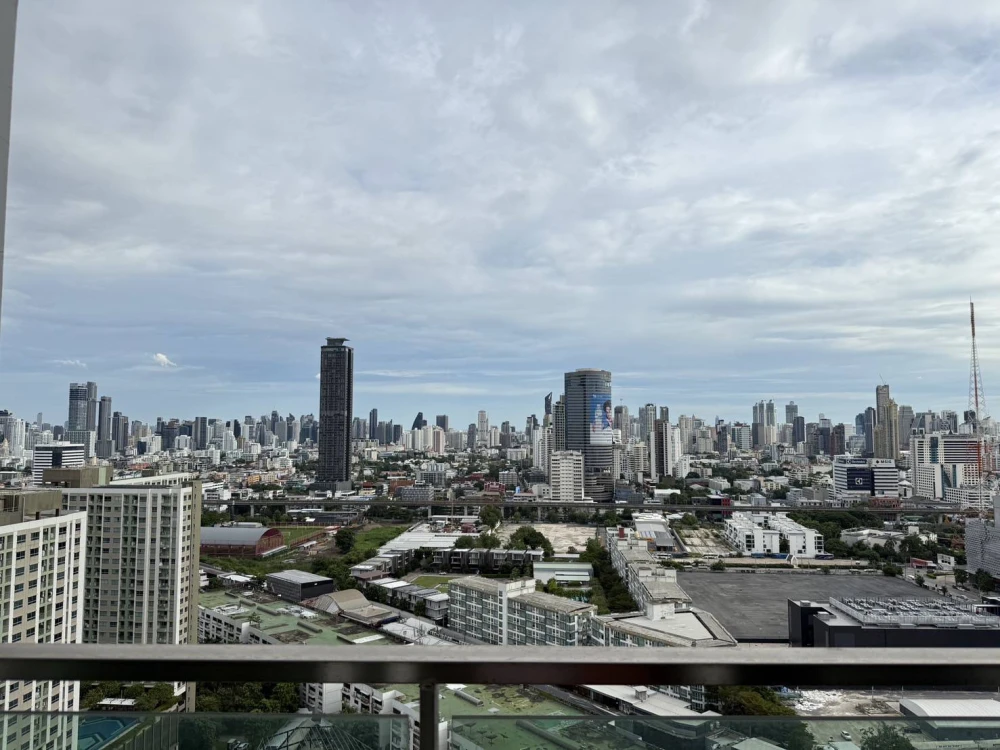 Condo for rent TC Green Rama 9, corner room, city view, fully furnished, ready to move in, just drag your bags and move in.