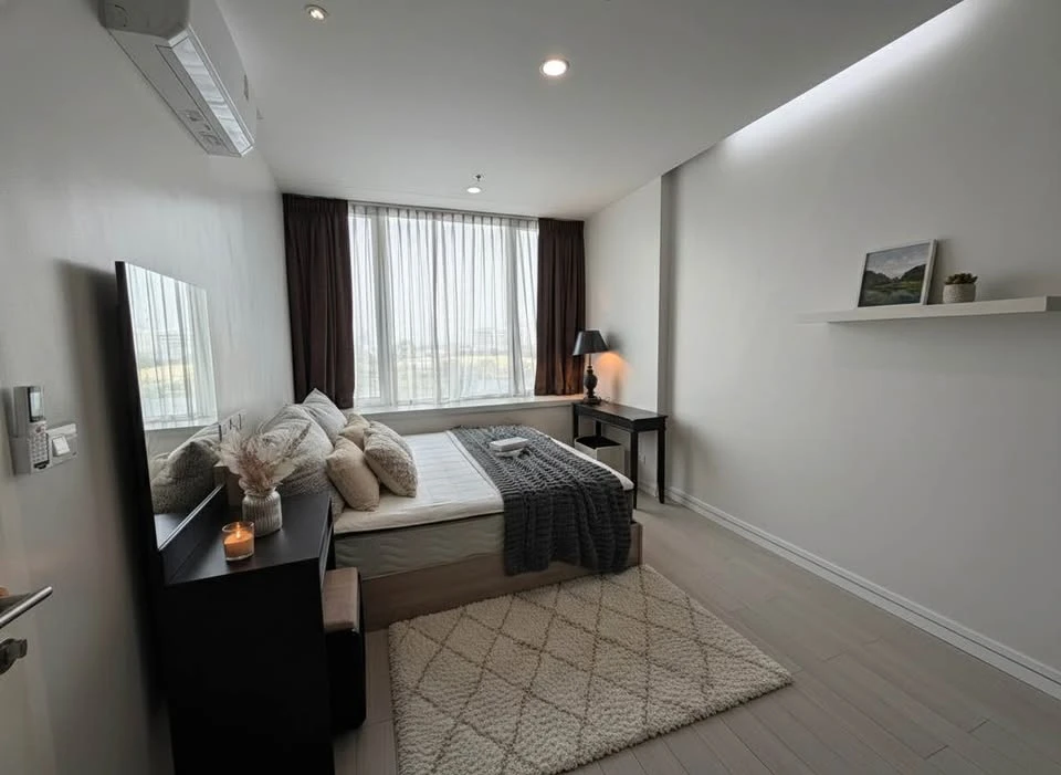 Spacious condo for rent at TC Green. Plenty of usable space, fully furnished and ready to move in. You won't want to miss this!