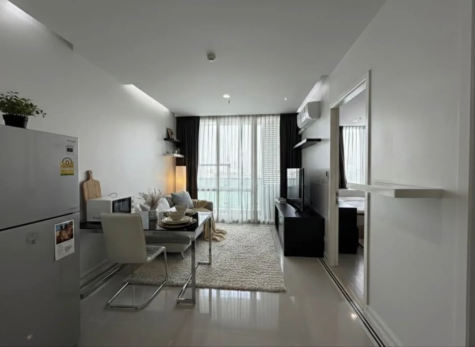 Spacious condo for rent at TC Green. Plenty of usable space, fully furnished and ready to move in. You won't want to miss this!
