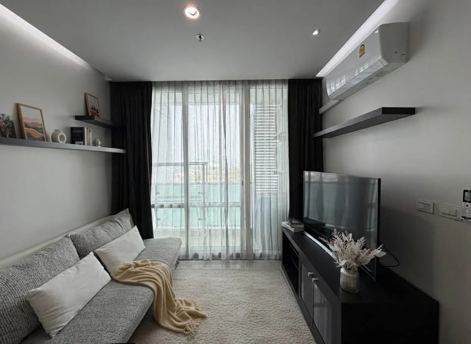 Spacious condo for rent at TC Green. Plenty of usable space, fully furnished and ready to move in. You won't want to miss this!