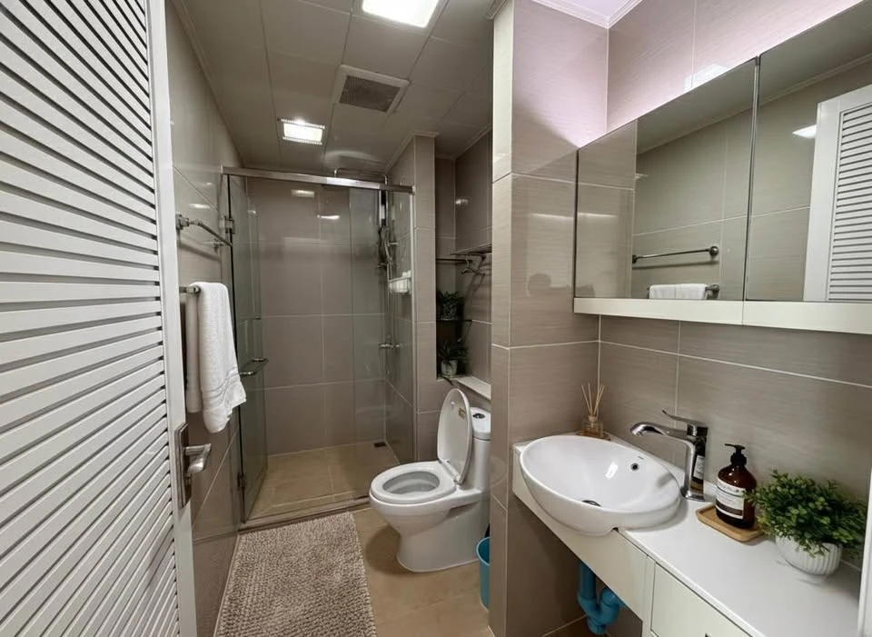 Spacious condo for rent at TC Green. Plenty of usable space, fully furnished and ready to move in. You won't want to miss this!