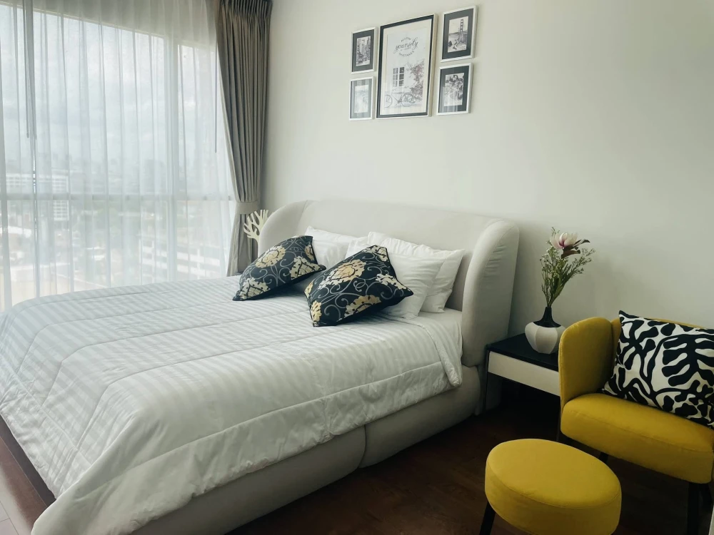 Condo for rent at The Address Chidlom. Nice unit, fully furnished with appliances. Just bring your suitcase and move in!