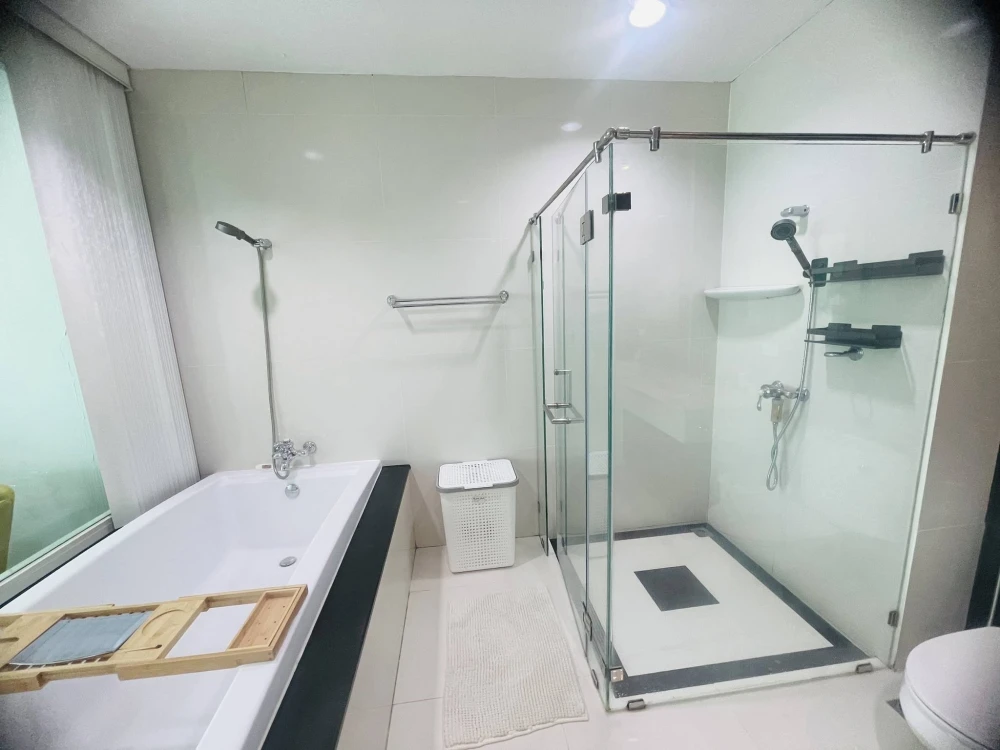 Condo for rent at The Address Chidlom. Nice unit, fully furnished with appliances. Just bring your suitcase and move in!