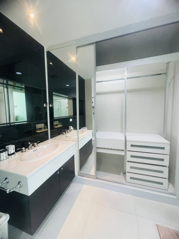 Condo for rent at The Address Chidlom. Nice unit, fully furnished with appliances. Just bring your suitcase and move in!