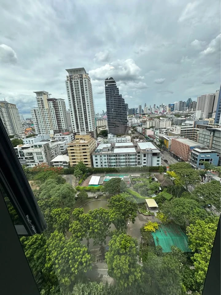 Condo for rent at The Extro Phayathai-Rangnam. Nicely decorated unit with high-quality built-in furniture. Book now, don't miss out!