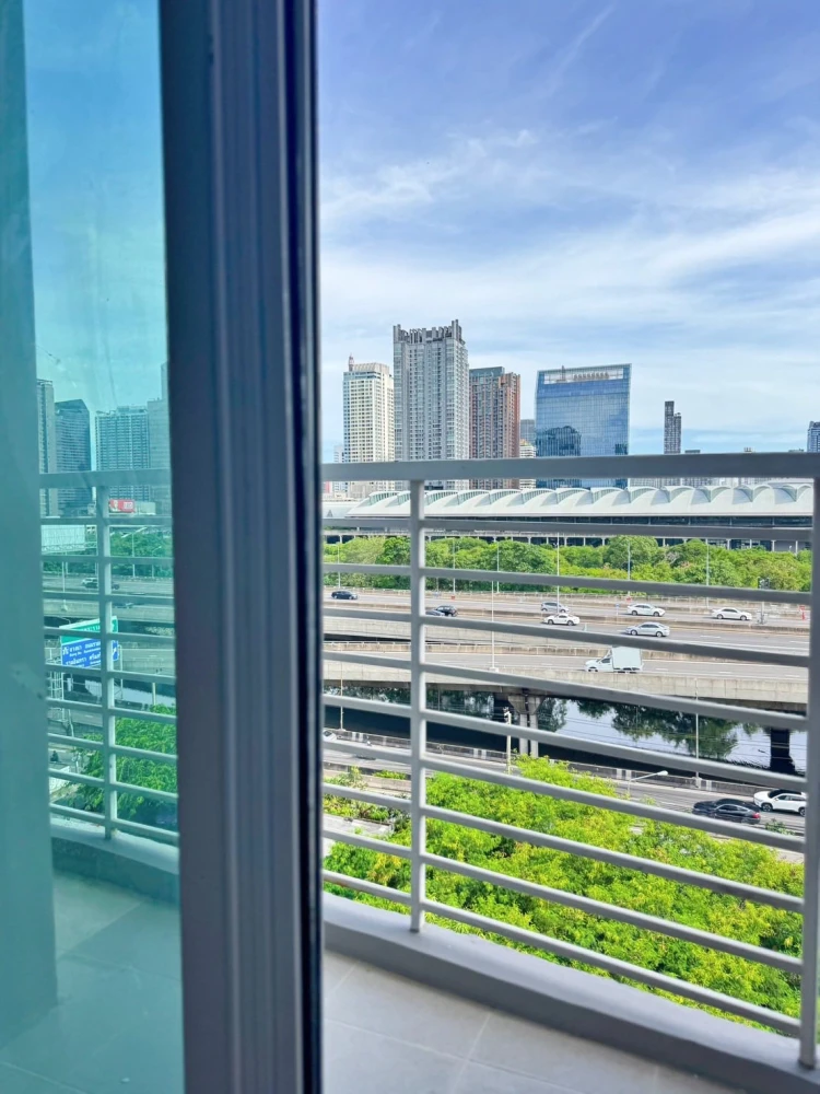 Condo for rent at THE MARK Ratchada – Airportlink. Spacious and comfortable rooms with ample living space. Book yours today!