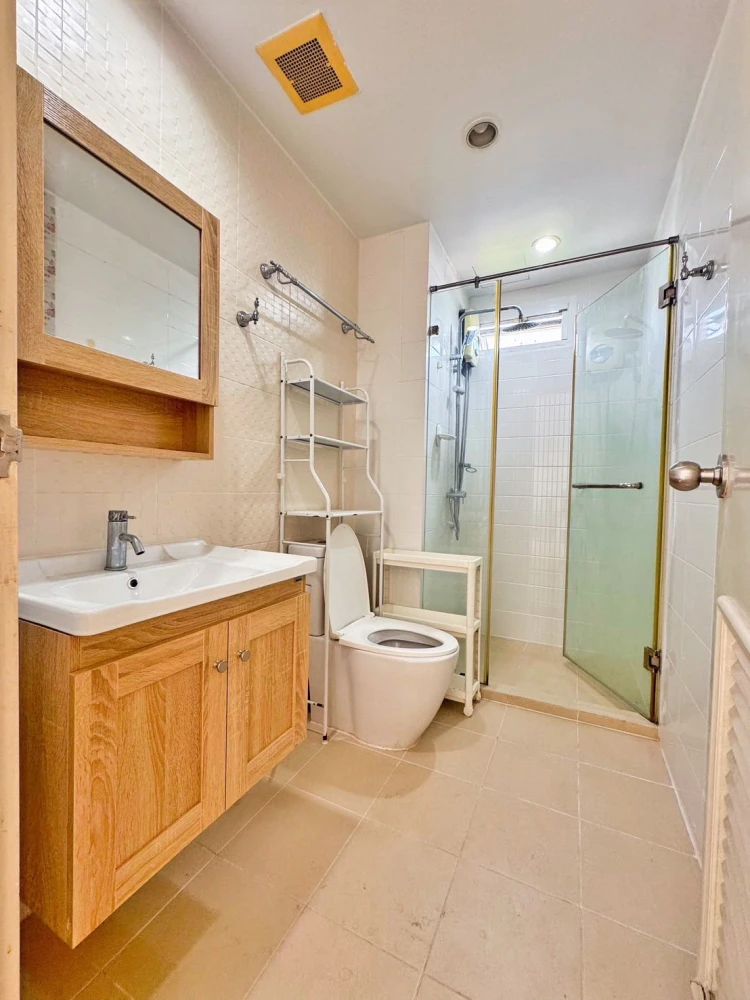 Condo for rent at THE MARK Ratchada – Airportlink. Spacious and comfortable rooms with ample living space. Book yours today!