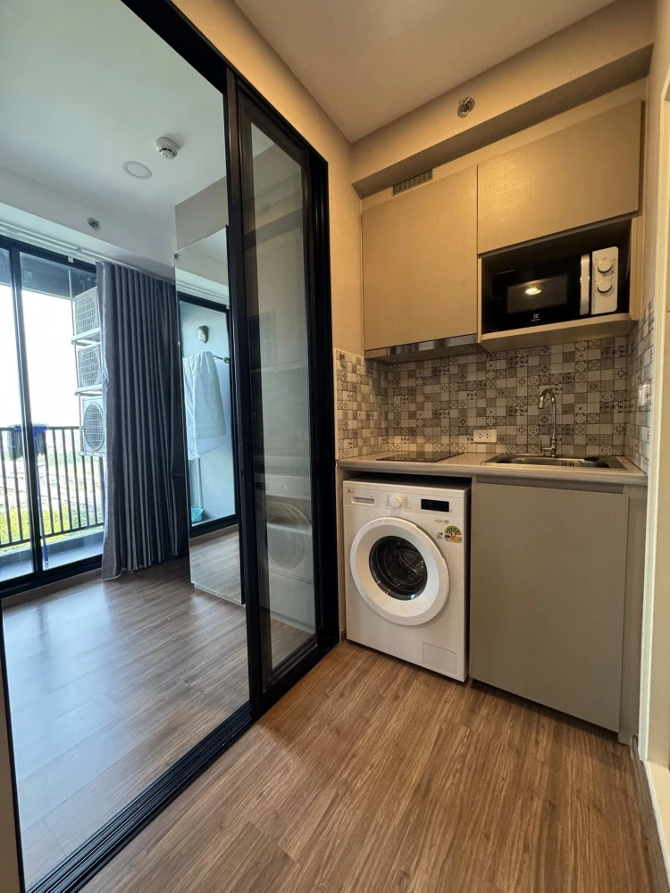 Condo for rent at The Origin Ramkhamhaeng 209. Nice unit, high-quality wallpaper. Amazing price! Book now!