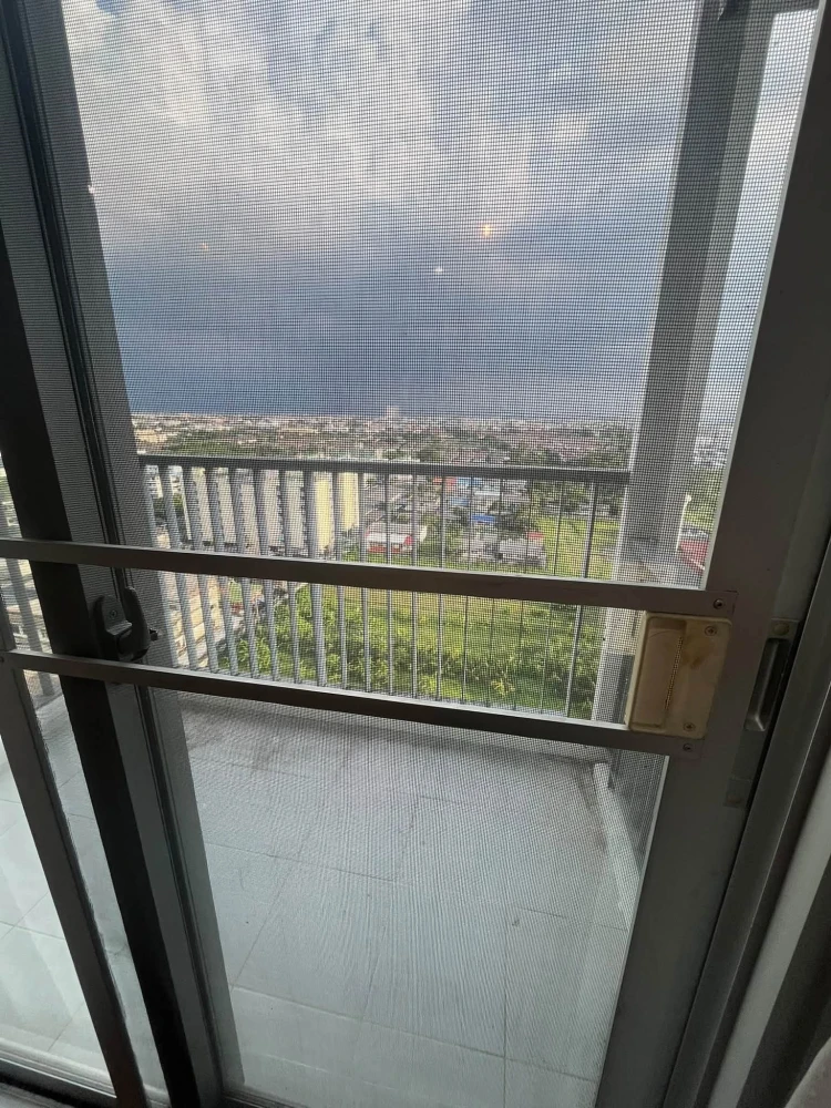 Condo for rent at The Parkland Phetkasem. Move-in ready and fully equipped with furniture and appliances. Great price—book now so you don't miss out!