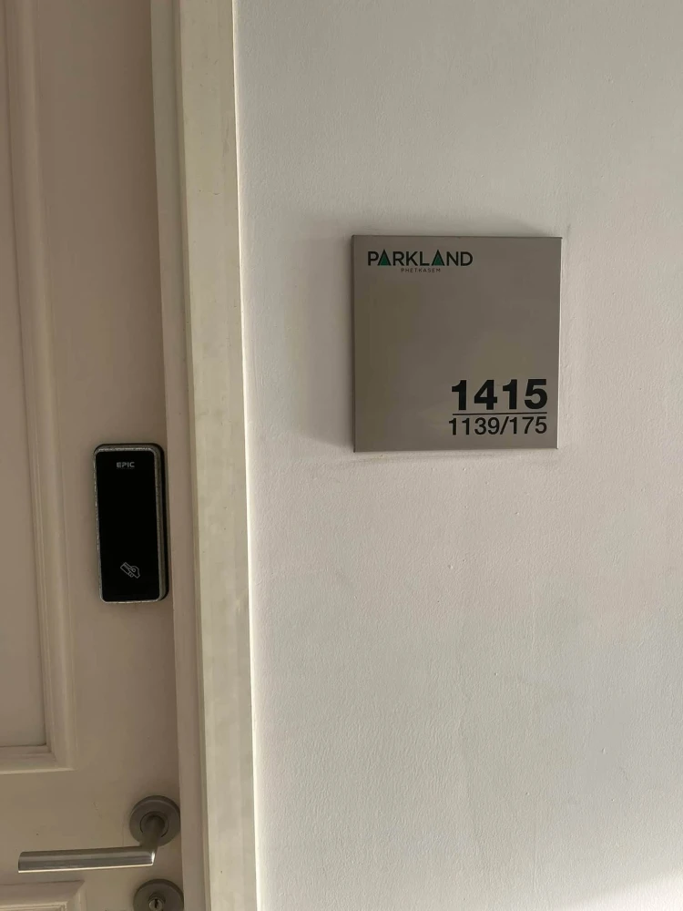 Condo for rent at The Parkland Phetkasem. Move-in ready and fully equipped with furniture and appliances. Great price—book now so you don't miss out!
