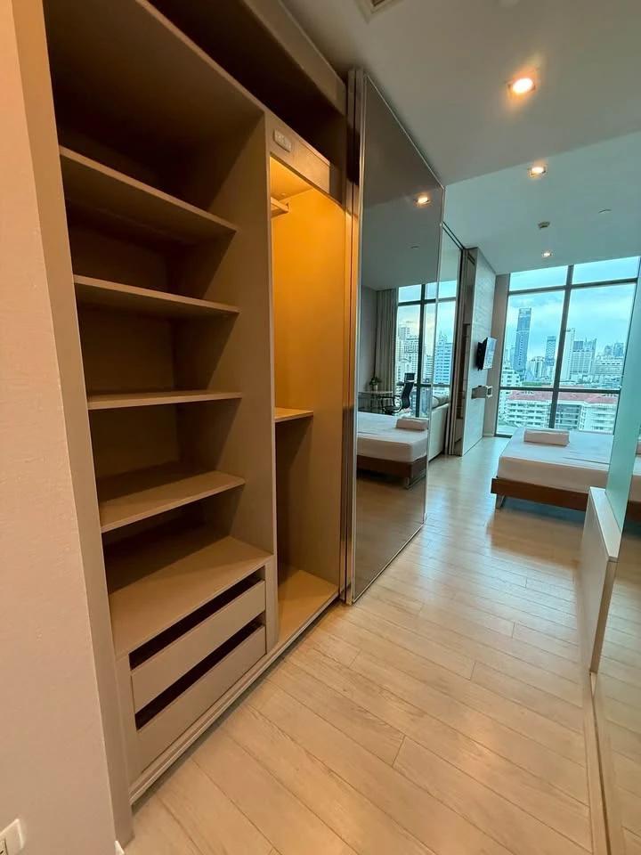 Condo for rent at The Room Sukhumvit 21. Ready to move in, spacious living area. Book now, don't miss out!
