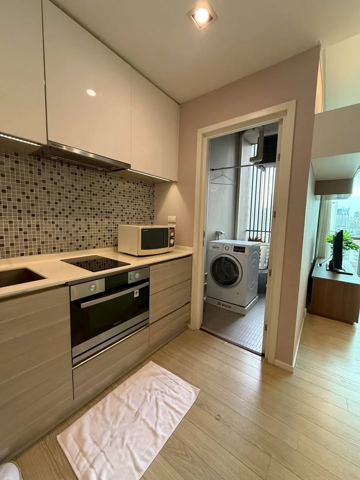 Condo for rent at The Room Sukhumvit 21. Ready to move in, spacious living area. Book now, don't miss out!