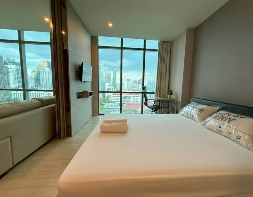 Condo for rent at The Room Sukhumvit 21. Ready to move in, spacious living area. Book now, don't miss out!