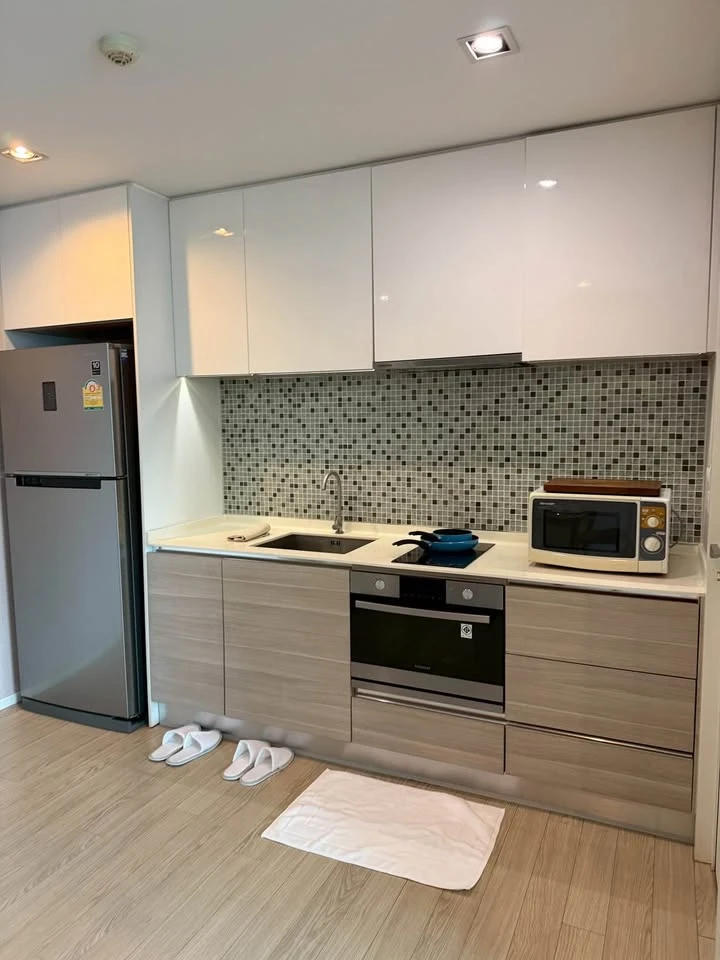 Condo for rent at The Room Sukhumvit 21. Ready to move in, spacious living area. Book now, don't miss out!