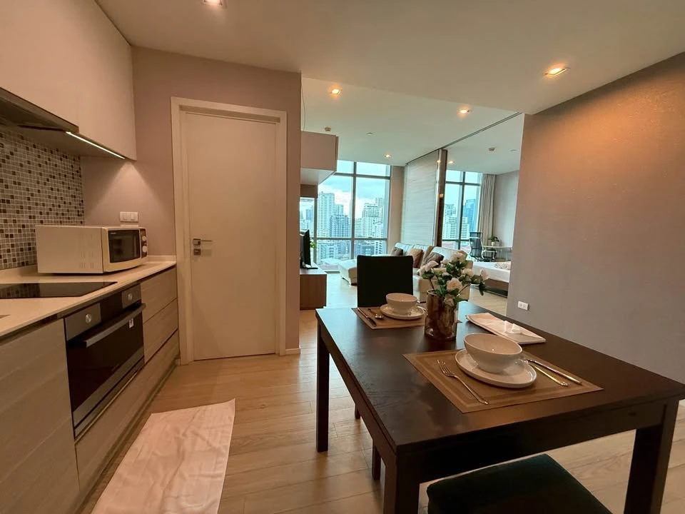 Condo for rent at The Room Sukhumvit 21. Ready to move in, spacious living area. Book now, don't miss out!