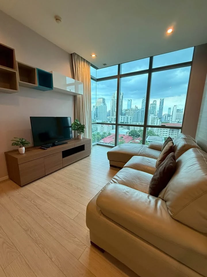 Condo for rent at The Room Sukhumvit 21. Ready to move in, spacious living area. Book now, don't miss out!