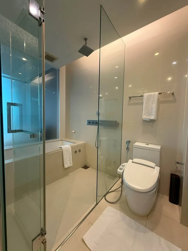Condo for rent at The Room Sukhumvit 21. Ready to move in, spacious living area. Book now, don't miss out!