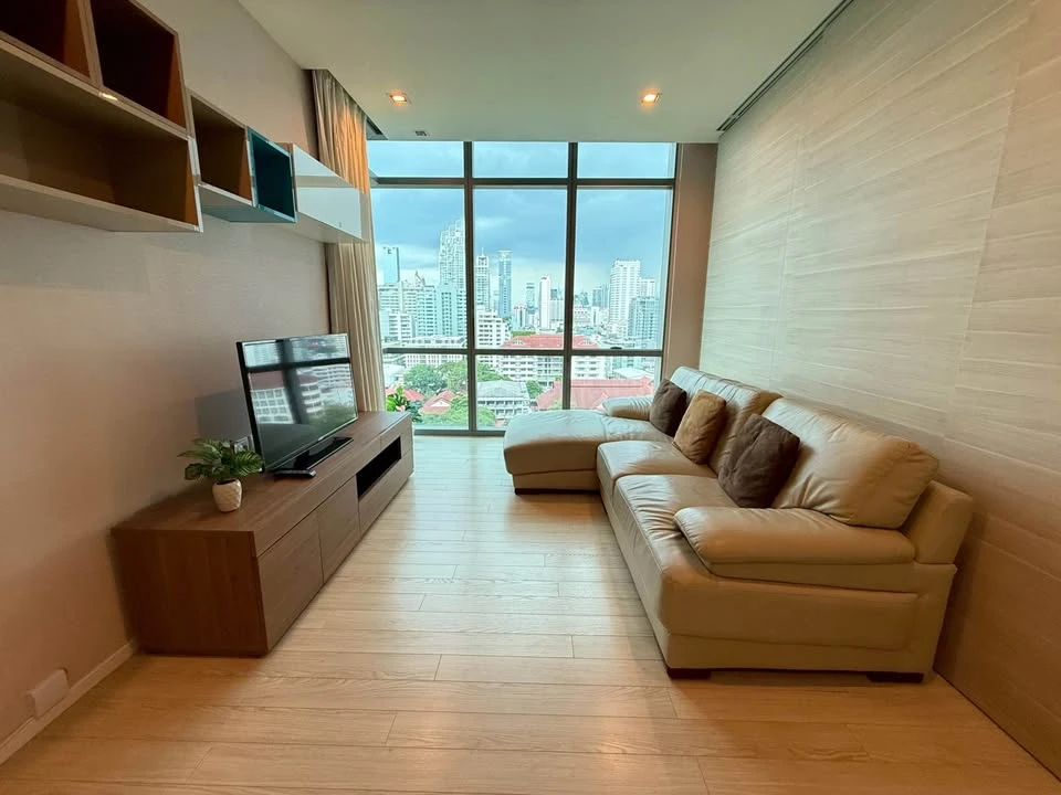 Condo for rent at The Room Sukhumvit 21. Ready to move in, spacious living area. Book now, don't miss out!