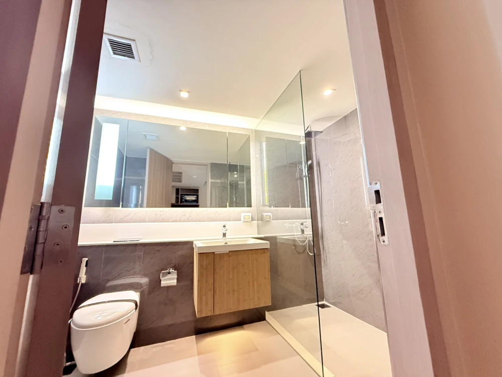 Spacious condo for rent at Urbitia Thonglor. Convenient and fully furnished – everything you need in one place. Book now! Don't miss out!