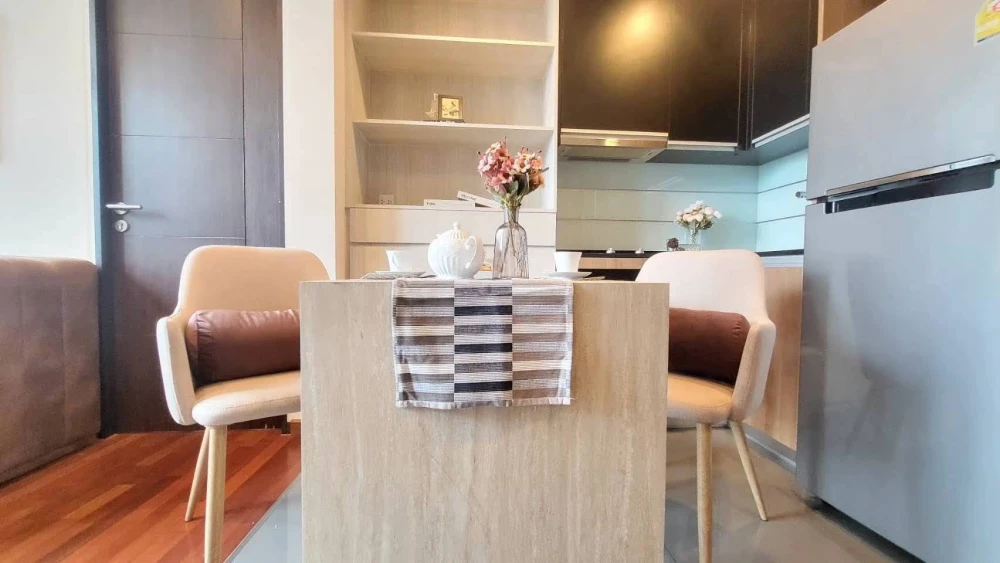 Condo for rent at Wish Signature Midtown Siam. Beautifully decorated unit with high-quality built-in furniture. Book now and don't miss this opportuni