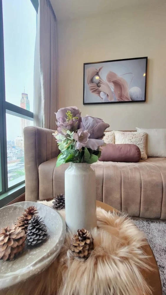 Condo for rent at Wish Signature Midtown Siam. Beautifully decorated unit with high-quality built-in furniture. Book now and don't miss this opportuni