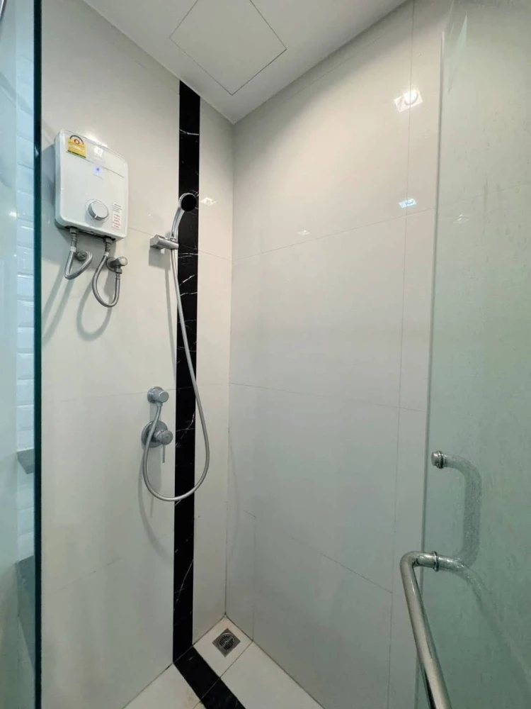 Condo for rent at Wish Signature Midtown Siam. Beautifully decorated unit with high-quality built-in furniture. Book now and don't miss this opportuni