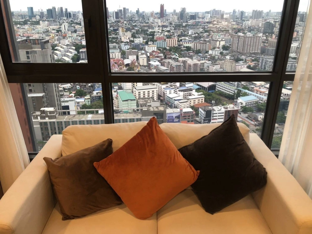 Condo for rent, XT Huai Khwang, corner room, 40th floor, very private, fully equipped, ready to move in immediately.