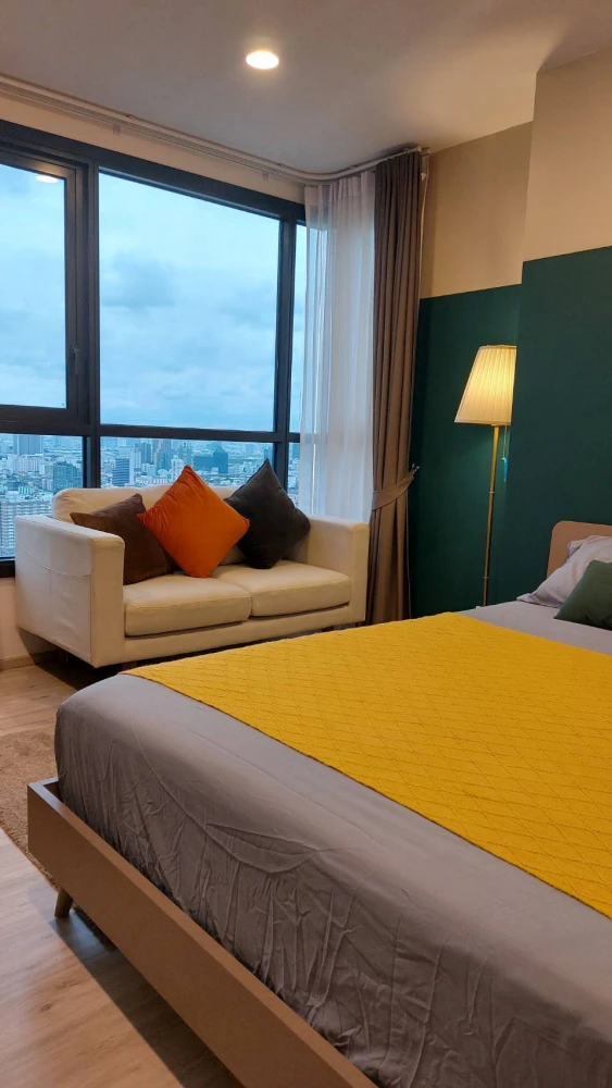 Condo for rent, XT Huai Khwang, corner room, 40th floor, very private, fully equipped, ready to move in immediately.