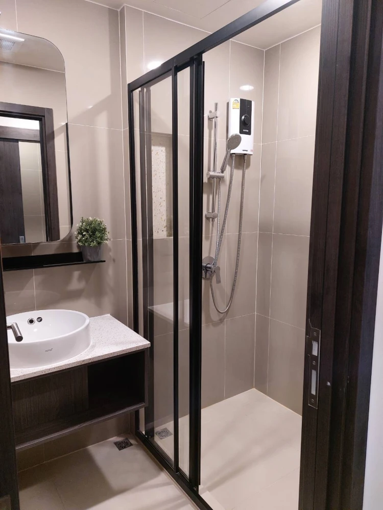 Condo for rent, XT Huai Khwang, corner room, 40th floor, very private, fully equipped, ready to move in immediately.