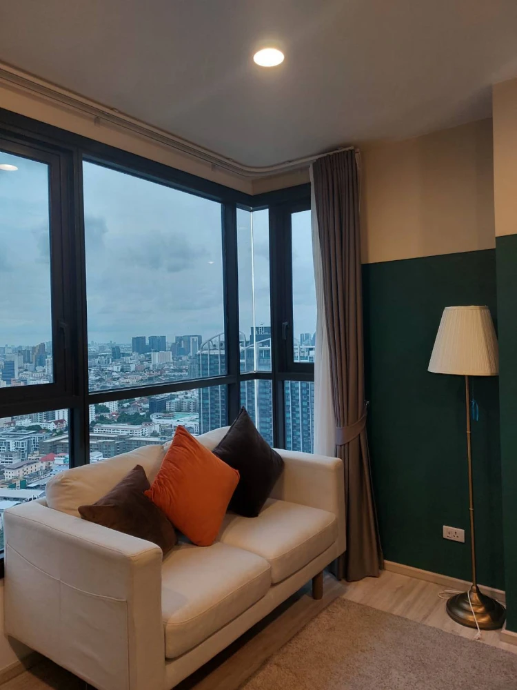 Condo for rent, XT Huai Khwang, corner room, 40th floor, very private, fully equipped, ready to move in immediately.