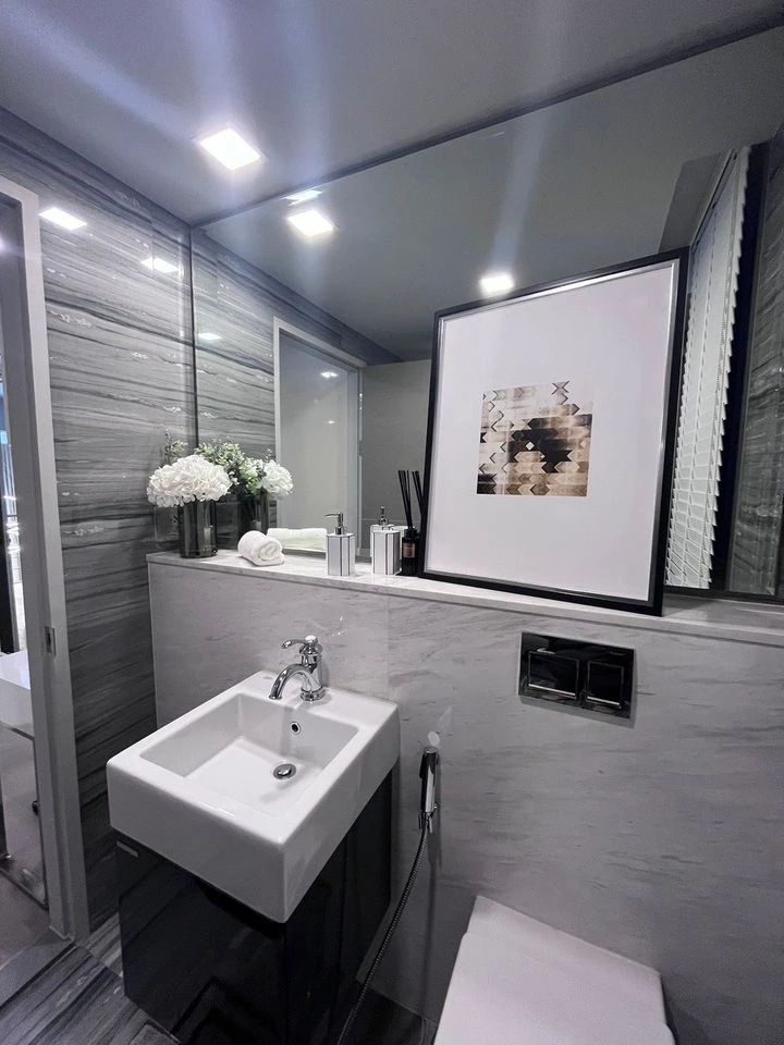 Condo for rent, Ashton Residence 41, beautifully decorated with high-quality built-in furniture. Don't miss this opportunity!