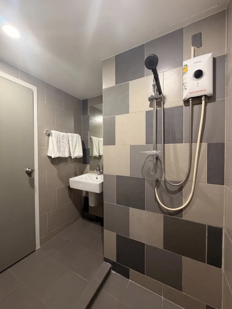 Condo for rent, Chewathai Phetkasem 27, ready to move in, 14th floor, high floor with great view. Convenient and complete amenities. Book now!