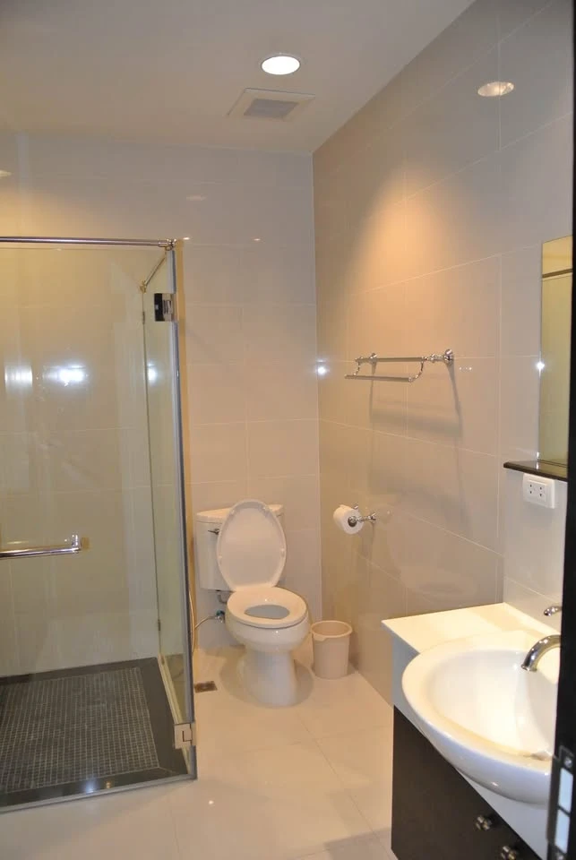 Condo for rent, The Address Chidlom. Spacious and comfortable unit with ample living space. Fully furnished with appliances. Book now, don't miss out!